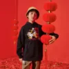 Felpa con cappuccio con stampa di lettere in stile cartone animato Taglie asiatiche “Nero Bianco Rosso”