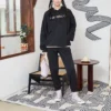 Felpa con cappuccio in maglia ricamata con lettere dell’alfabeto in colori a contrasto – Nero