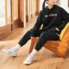 Felpa con cappuccio in maglia ricamata con lettere dell’alfabeto in colori a contrasto – Nero