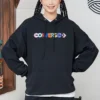 Felpa con cappuccio in maglia ricamata con lettere dell’alfabeto in colori a contrasto – Nero
