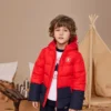 Giacca in piuma con cappuccio foderata in pile e badge con logo Taglie asiatiche “Rosso Nero”