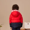 Giacca in piuma con cappuccio foderata in pile e badge con logo Taglie asiatiche “Rosso Nero”