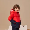 Giacca in piuma con cappuccio foderata in pile e badge con logo Taglie asiatiche “Rosso Nero”