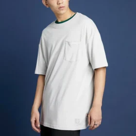 Maglietta oversize con collo rotondo e tasca Renew Taglie asiatiche “Beige”