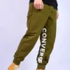 Pantaloni jogger con logo Taglie asiatiche “Verde oliva”